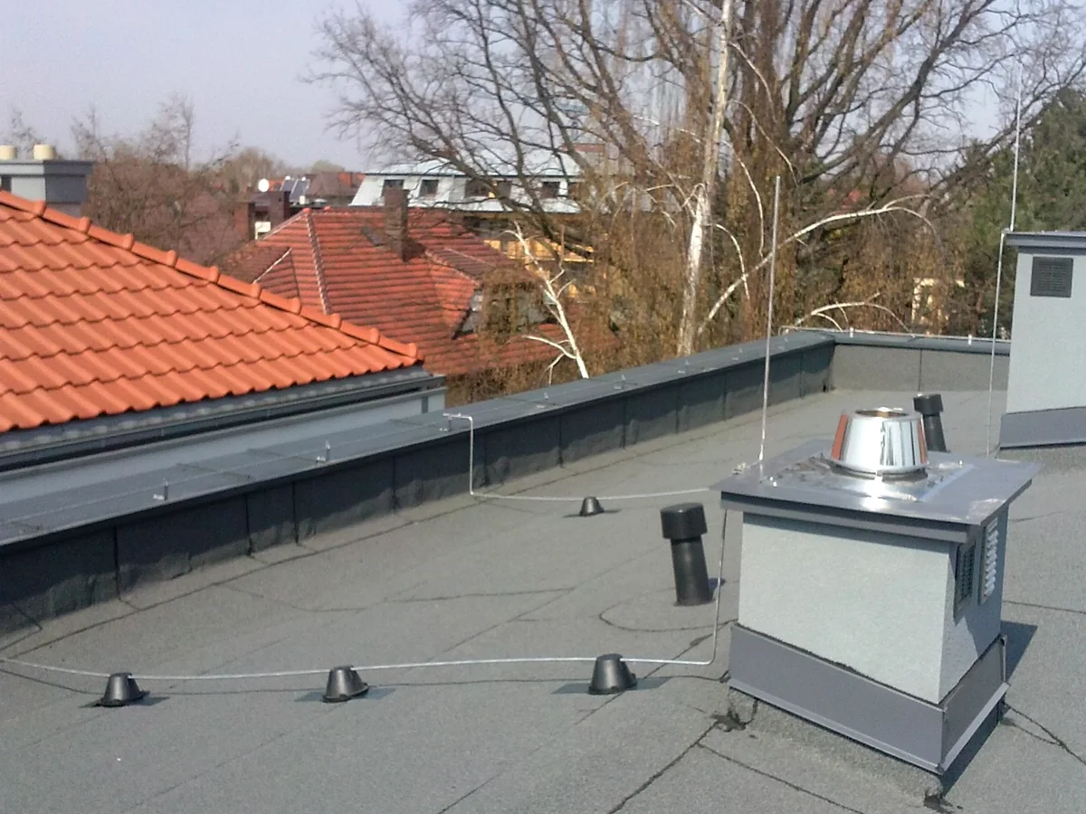 Zwody instalacji odgromowej przy urządzeniach znajdujących się na dachu